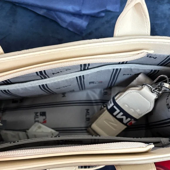 LA Baseball Stitch Beige Tote Bag - Picture 4 of 6